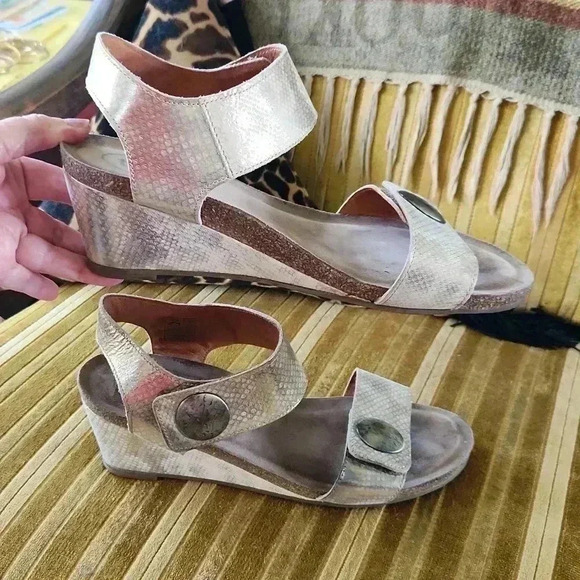 Taos Carousel 2 Wedge Sandals Metallic Gold Snake Print sz 10-10.5 - Picture 5 of 16